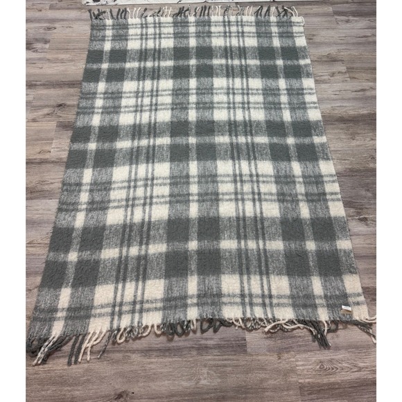 Pottery Barn Throw‎ Blanket Gray Plaid Acrylic Cozy Soft Fringe Accent - Picture 1 of 5